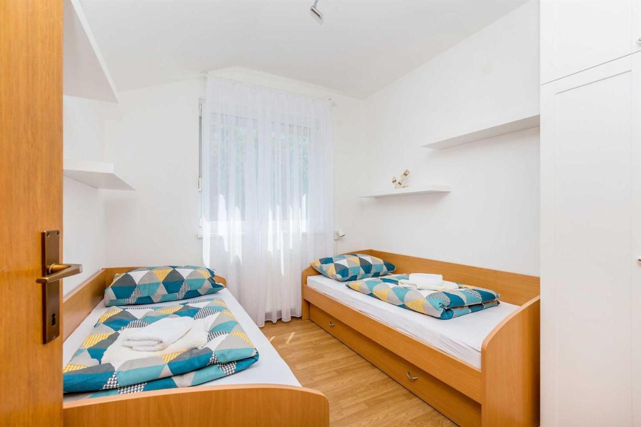Holiday Home Olive Garden Brzac Kültér fotó